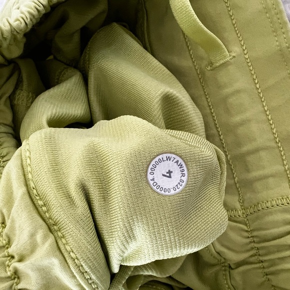 Light green/yellow lululemon hotty hot shorts Size 4 2.5 inch - Picture 4 of 4